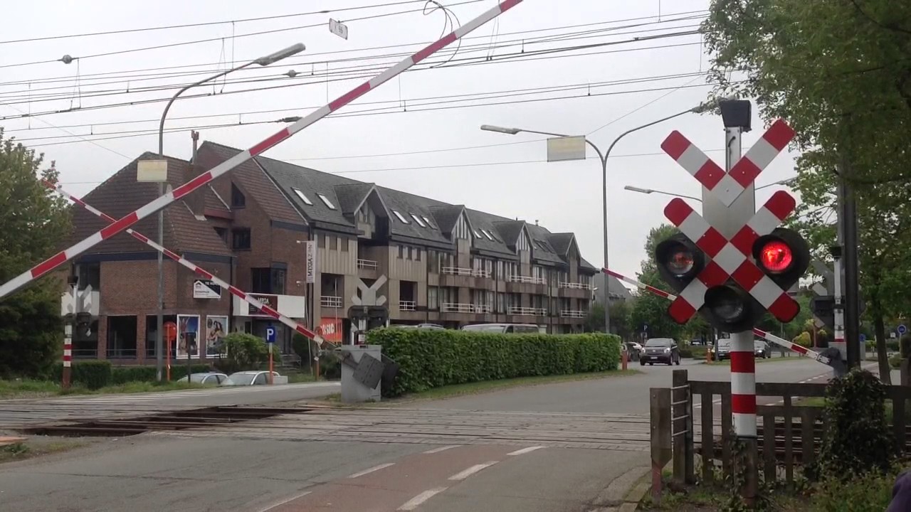 Belsignaal en slagbomen spooroverweg 1