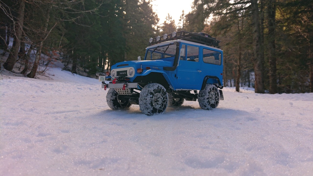 FMS Toyota Land Cruiser FJ40 RC Crawler with Snow Chains 