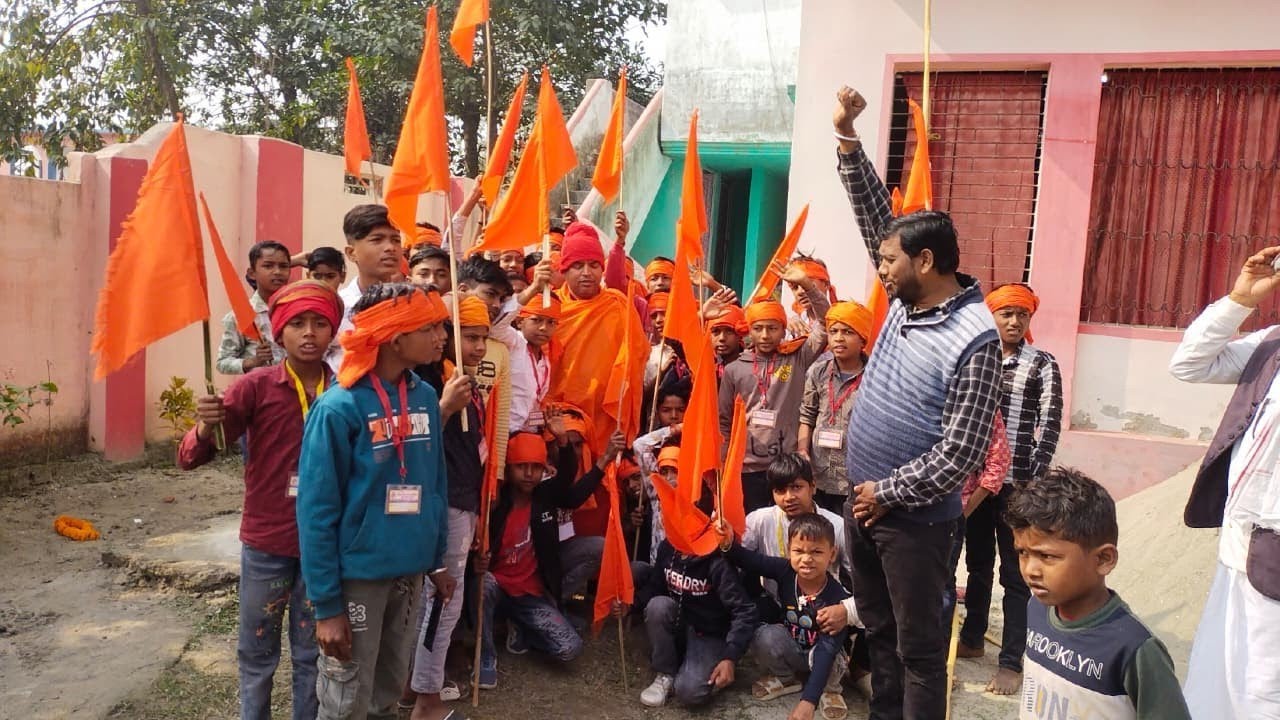 परम पूज्य स्वामी श्री गुरुनंन्दन जी महाराज अपने बाल मंड़ली के साथ महा प्रसाद में भोग लगा रहें है।