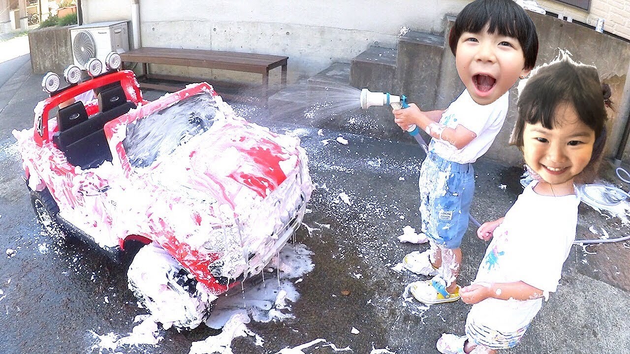 大事な車がドロドロになっちゃった！洗車するぞ playing Car Wash with Cleaning Toys