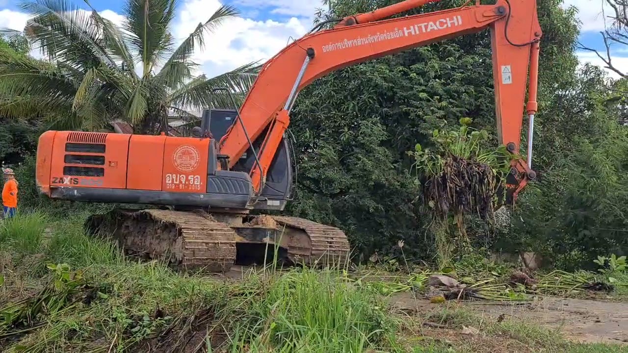 แบคโฮ Zaxis 200  ลอกคลอง ผักตบชวา