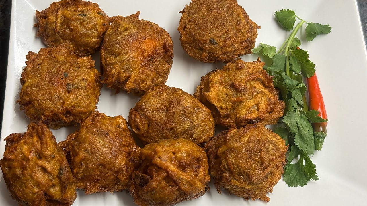 আলু কুচির সাথে চিকেনের পাকোড়া।