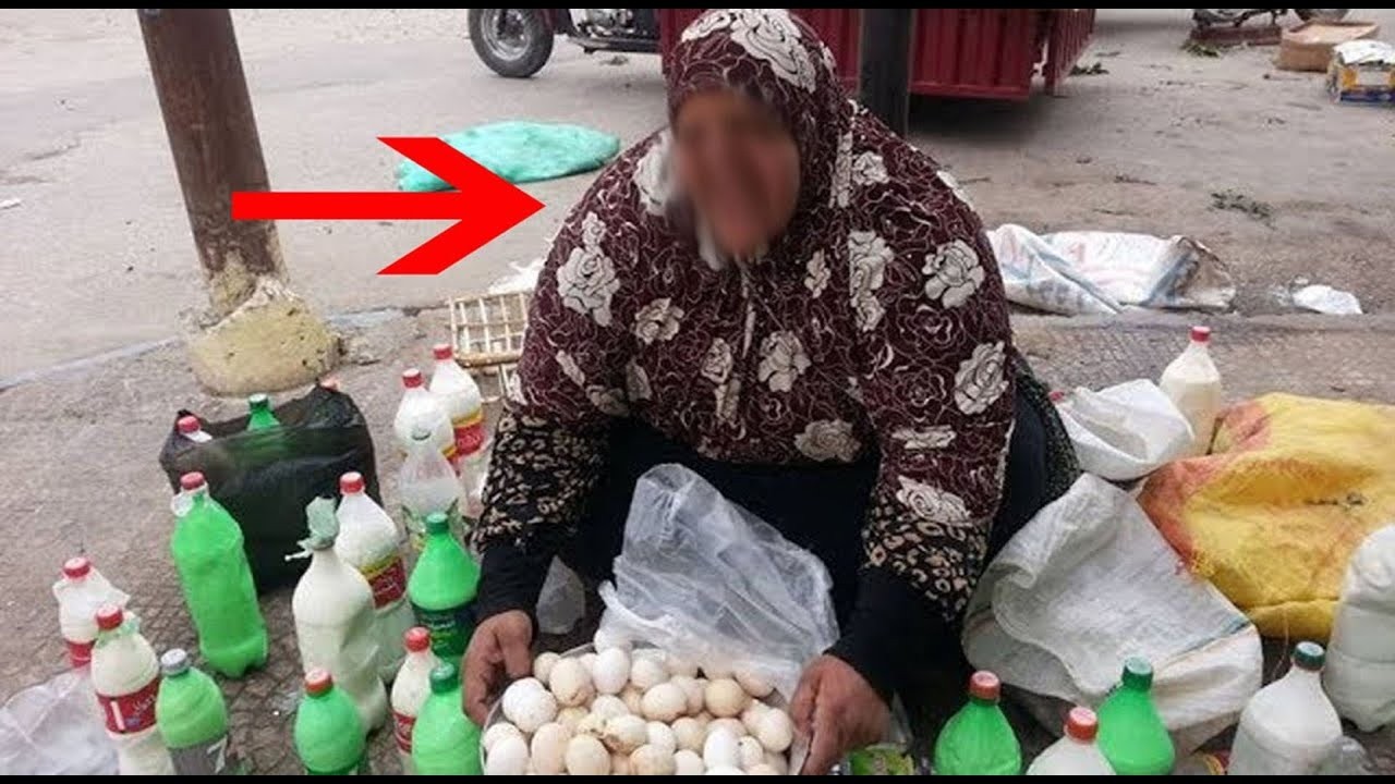 كانت تبيع البيض فجأة طلب منها أحد زبنائها الزواج    لن تصدق كيف كانت ردة فعلها !! جد مؤثر