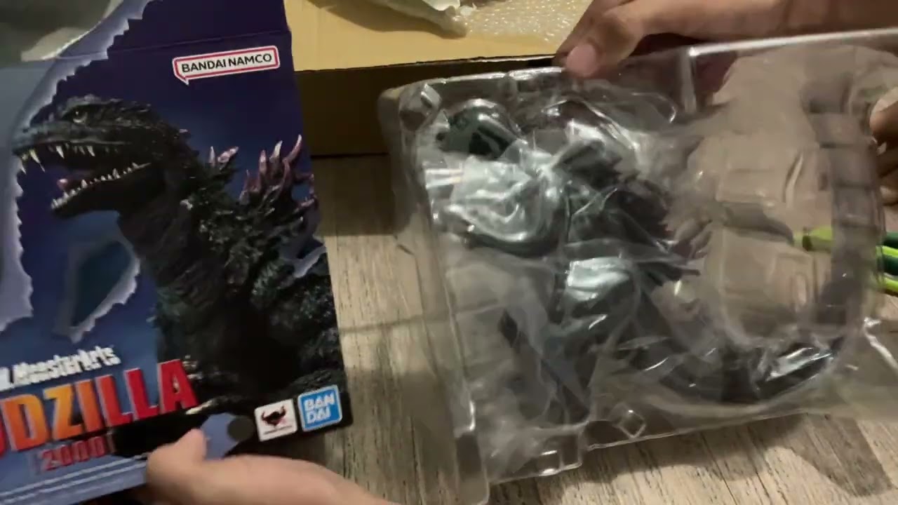 Unboxing the Sh ￼monster arts Godzilla 2000