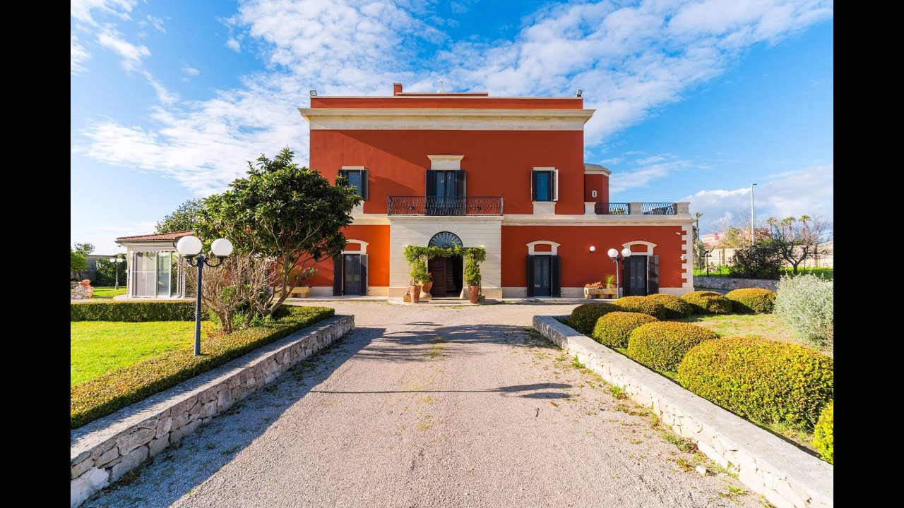 Prestigiosa villa con piscina in vendita a Novoli.