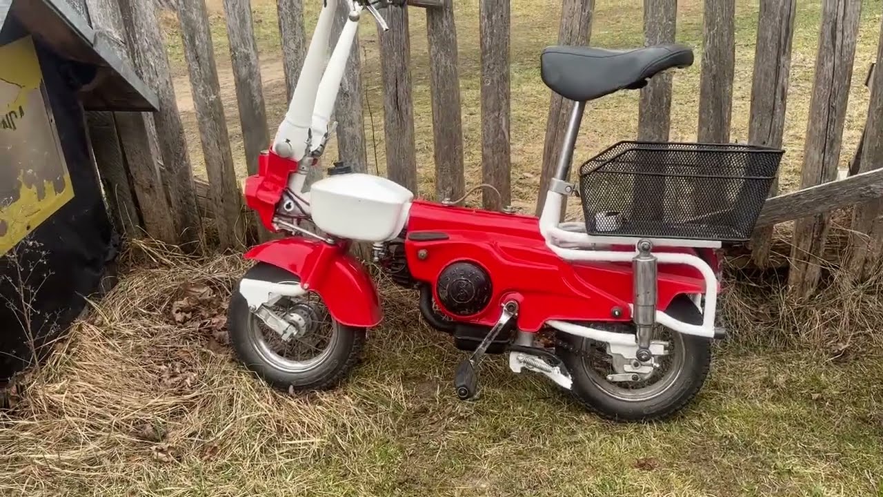 Stare motocykle Krzysztofa oglądają Zenek i Sławek.