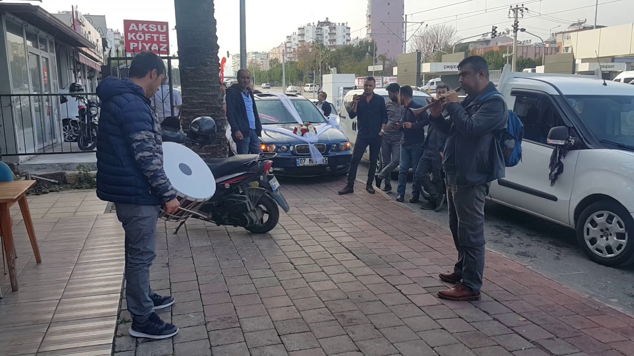 Gelin Çıkarırken Mehter Marşı ve İzmir Marşı
