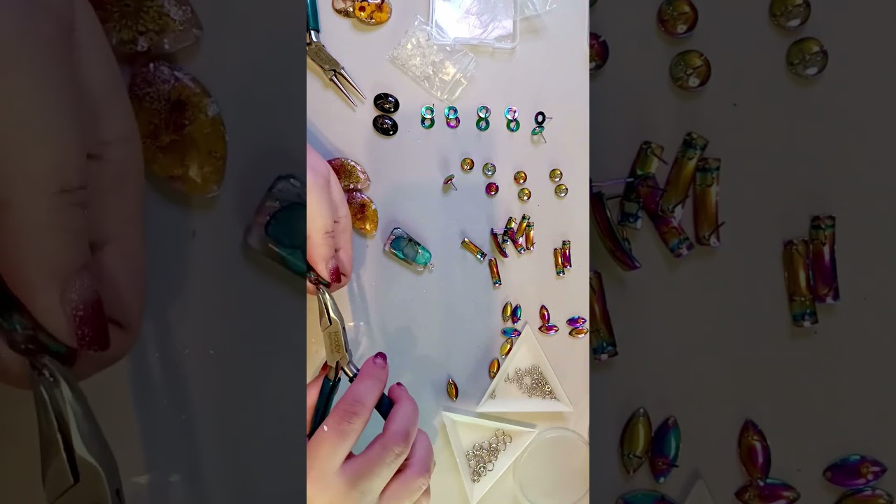 Orecchini con Perni in Acciaio Arcobaleno + Resina e Polymer Clay| Beebeecraft collab.