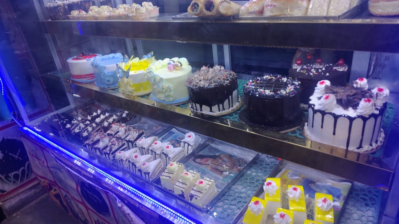 Me gya cake lene #trandingvlogs #explorepage #viralvlogsvideos 