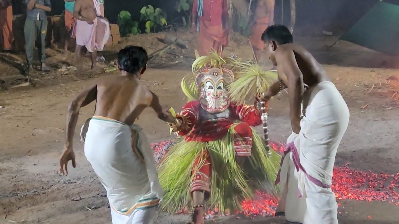 തീ മെത്തയാക്കിയവൻ.....പൊട്ടൻ തെയ്യത്തിന്റെ അഗ്നി പ്രവേശനം...