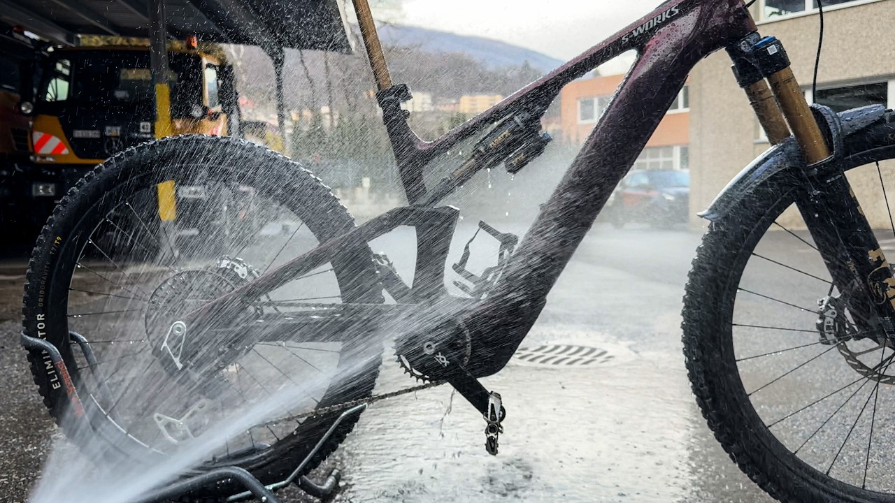 Posso lavare la bici elettrica con l'acqua?