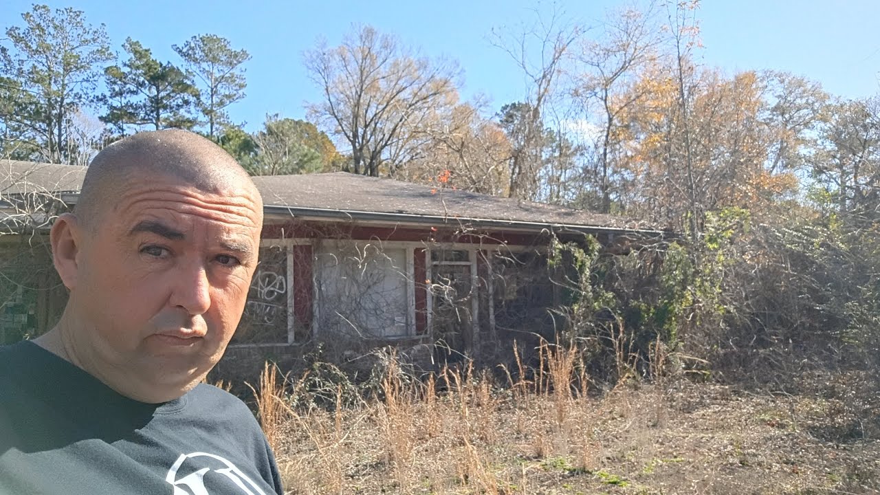 I GOT INSIDE THIS NEGLECTED ABANDONED HARDWARE STORE - Urban Exploration 