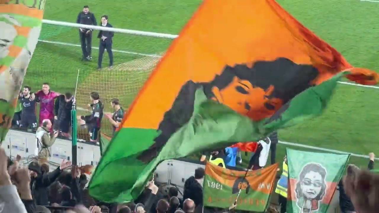Venezia Reggiana tutta la squadra sotto la curva 