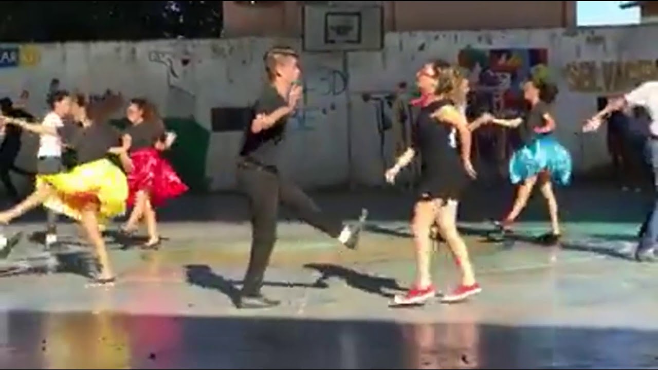 Jovenes hacen coreografia de John Travolta y Olivia Newton John You're The One That I Want 🕺💃