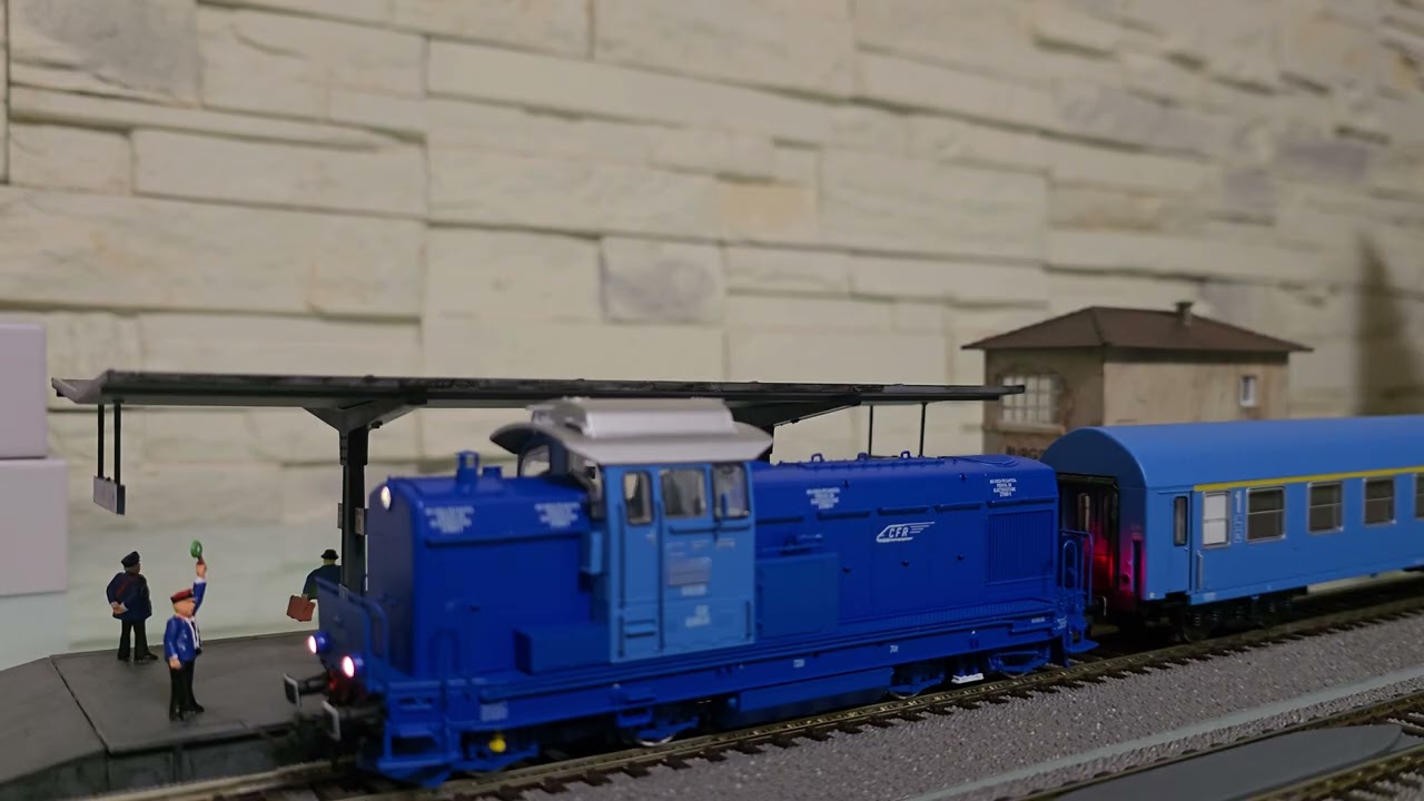 Trenul personal cu numarul 1851 apartinand de CFR Calatori.