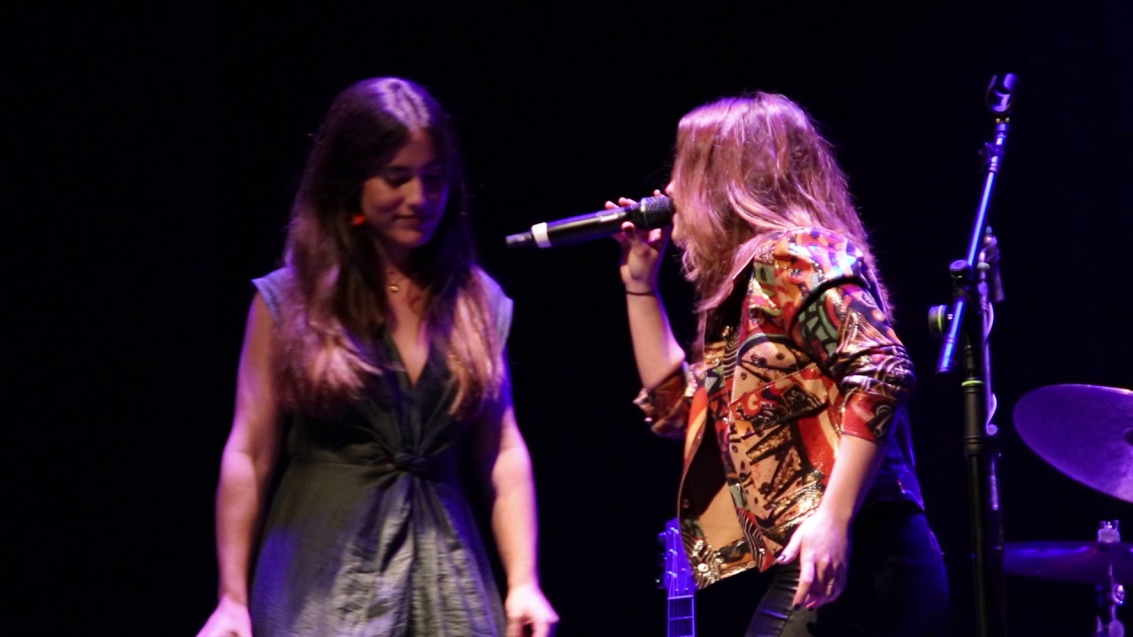 Marta Soto y Julia Medina - Entre otros cien