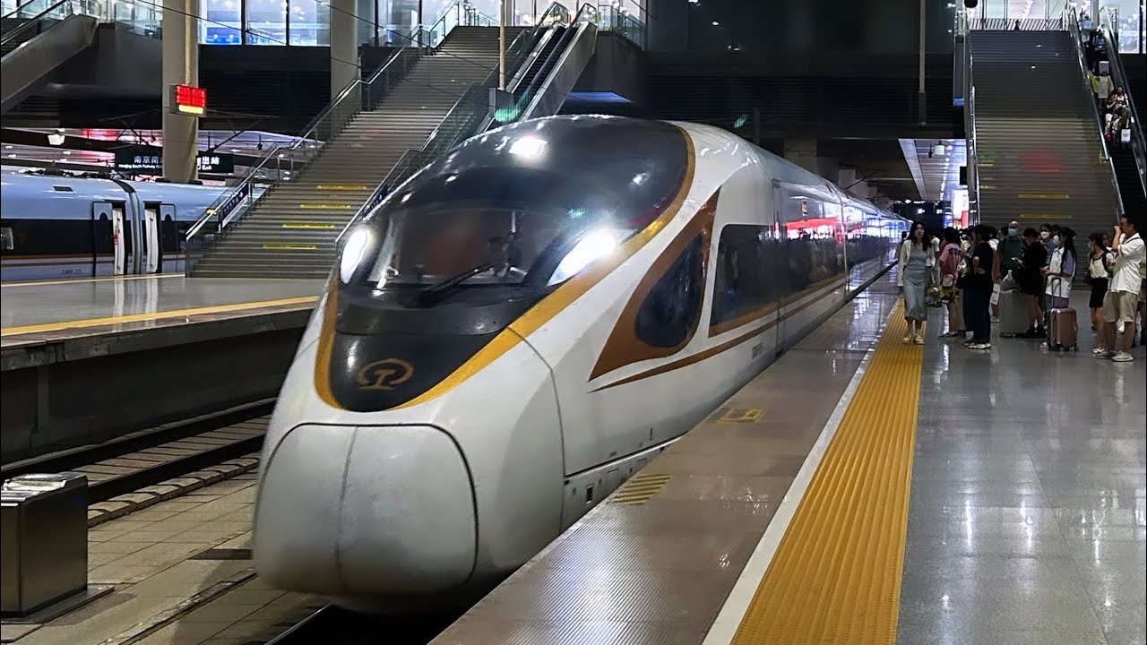 Chinese High-Speed Train / 中国高铁 [4K]