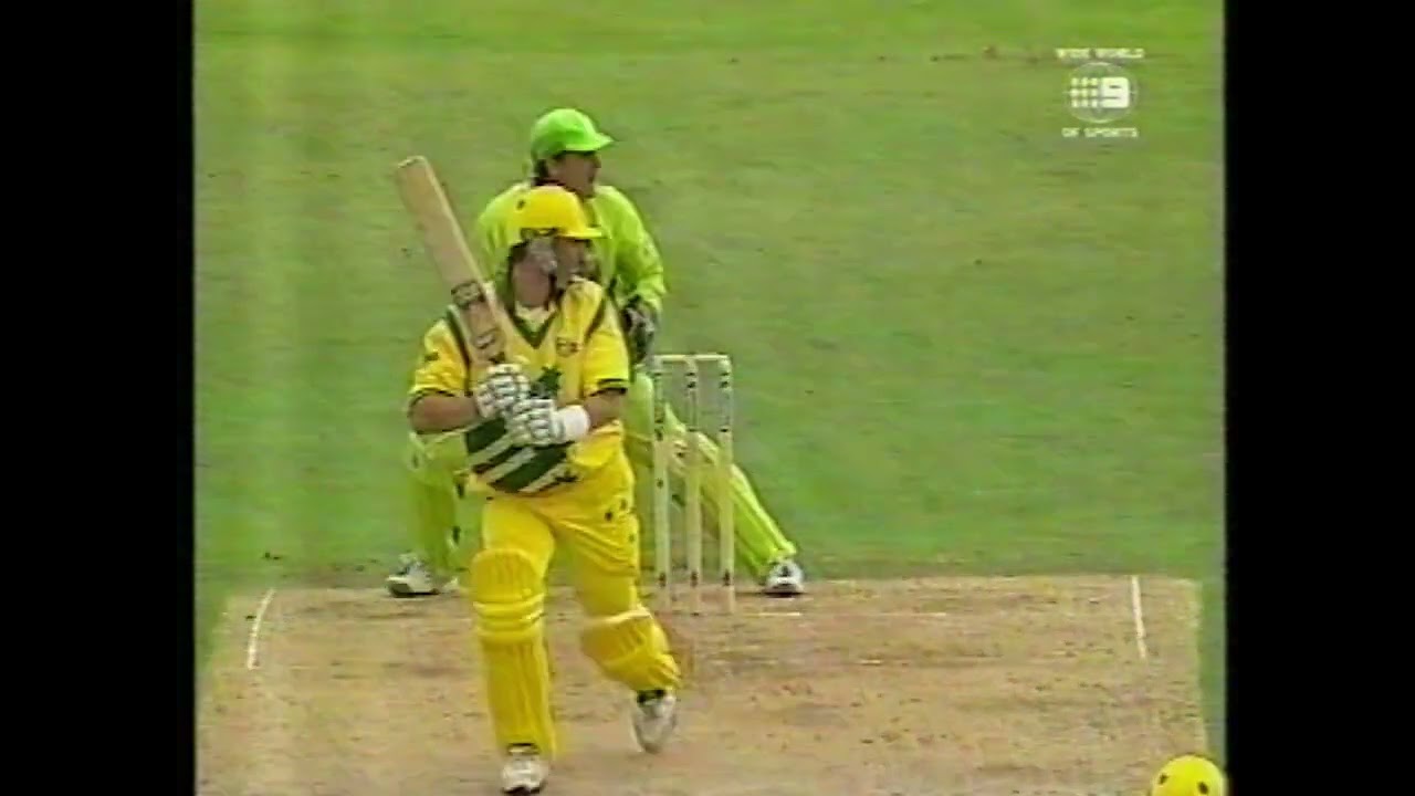 Saqlain Mushtaq Probing over to Ricky Ponting. World Cup 1999 | Headingly