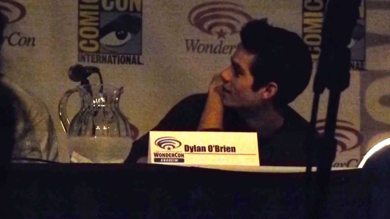 dylan o'brien watching season 2 teen wolf bloopers at wondercon 2013