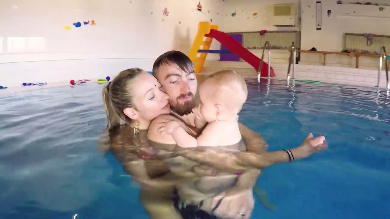 Swimming baby 9 months old - Lara