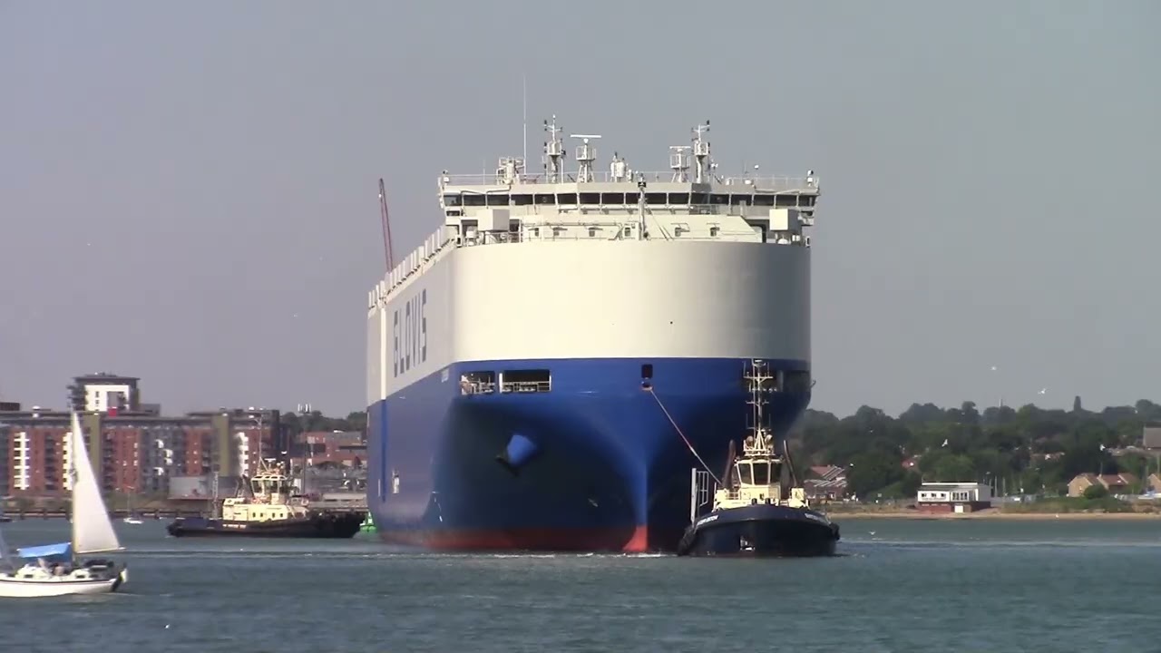 GLOVIS SUNLIGHT arriving at SOUTHAMPTON to load cars