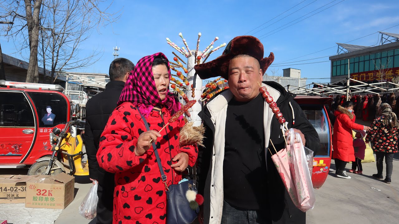 丈母娘帶胖哥趕集，大棉帽糖葫蘆要啥給買啥，這丈母娘太爽快了