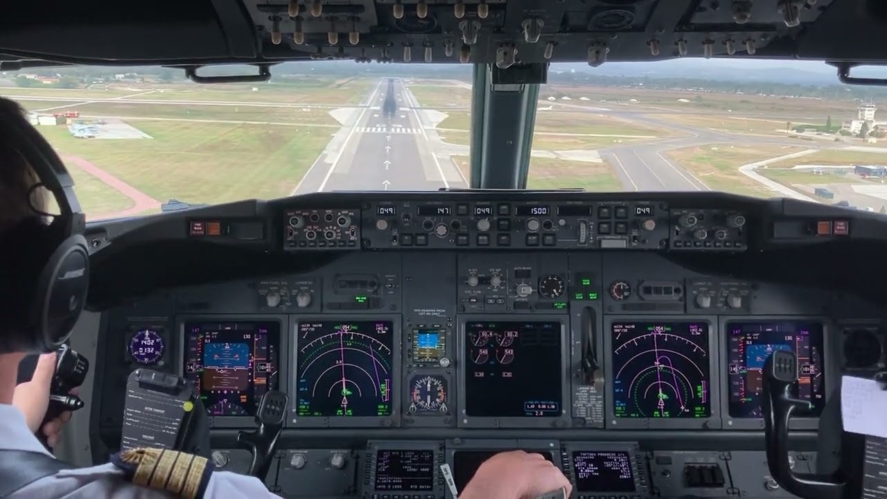Transavia B737-800 atterrissage venteux Toulon-Hyères (windy cockpit landing)