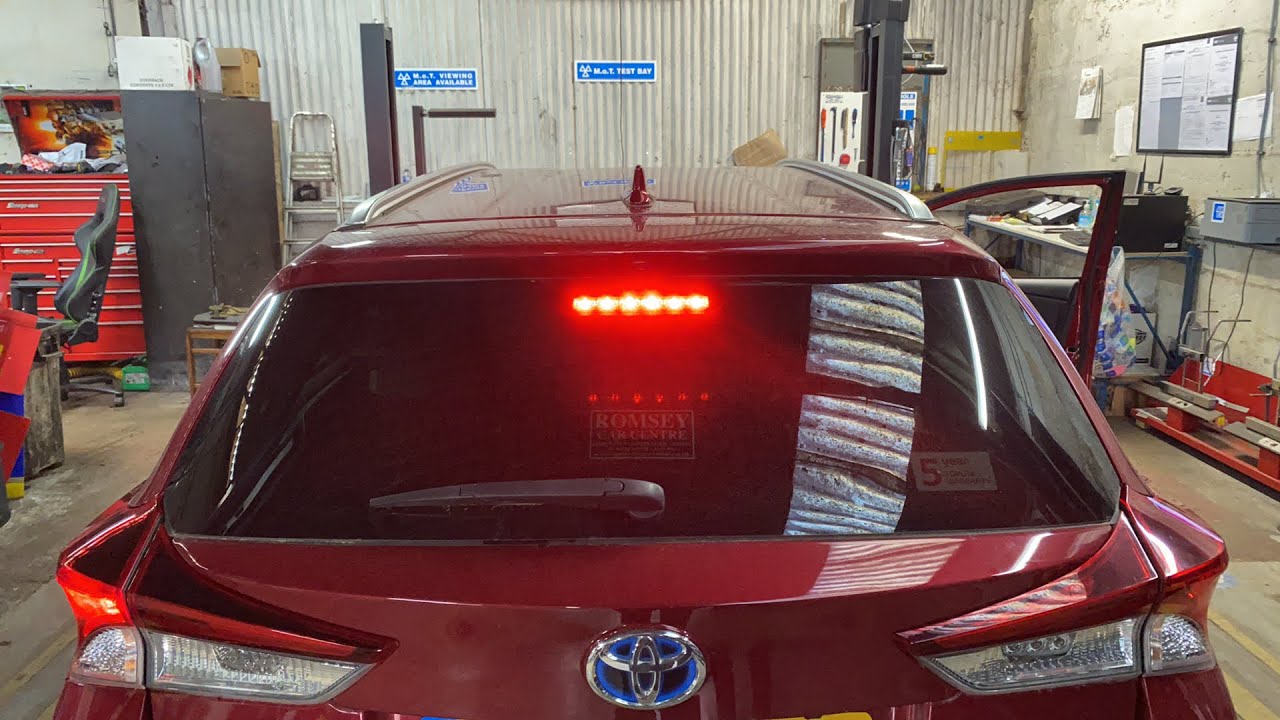 Как заменить задний стоп-сигнал на Toyota Auris Hybrid 2018
