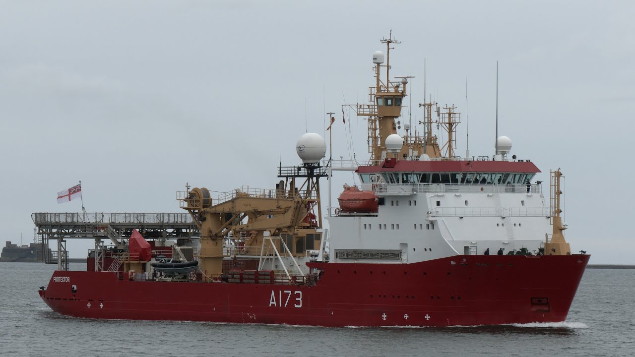 Navy ice breaker returns during a yacht race, and a Chinook flies over ⛵🚁