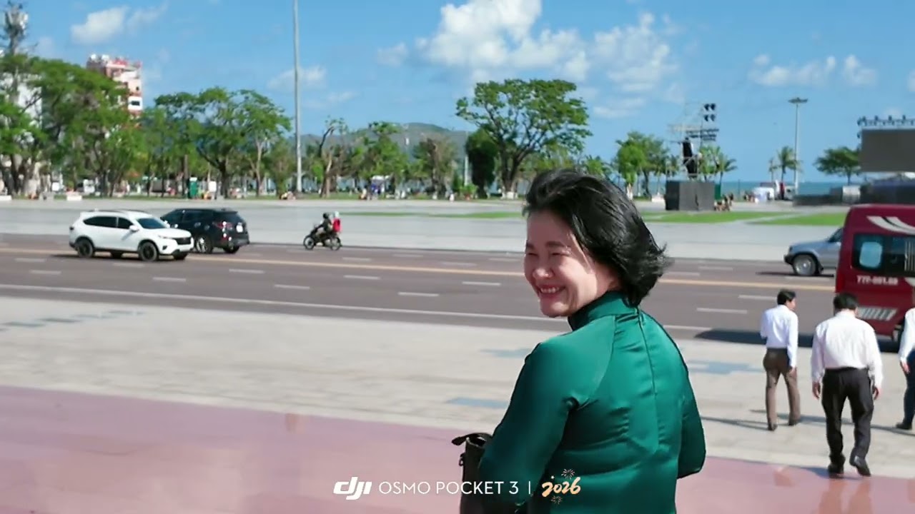 꾸이년 두 동상과 사람들 모습