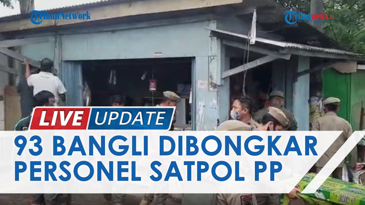 Personel Gabungan Bongkar Puluhan Bangunan Liar di Jalan Interchange Karawang Barat