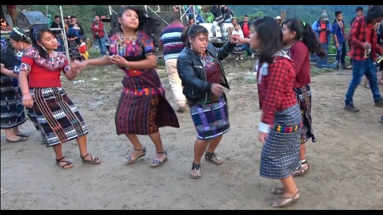 Bellas mujeres siente la música de la Xoyita Musical hasta en los huesos.