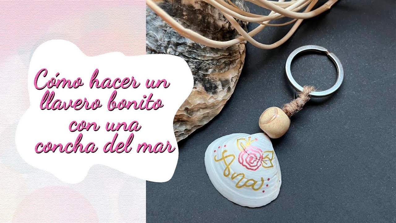 Llavero hecho a mano de concha y lettering