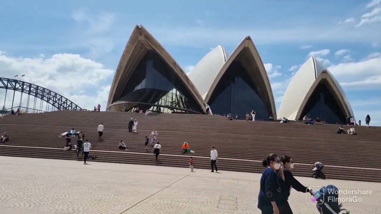 sydney destinasi wisata terkenal yang wajib di kunjungi salah satunya OPERA HOUSE
