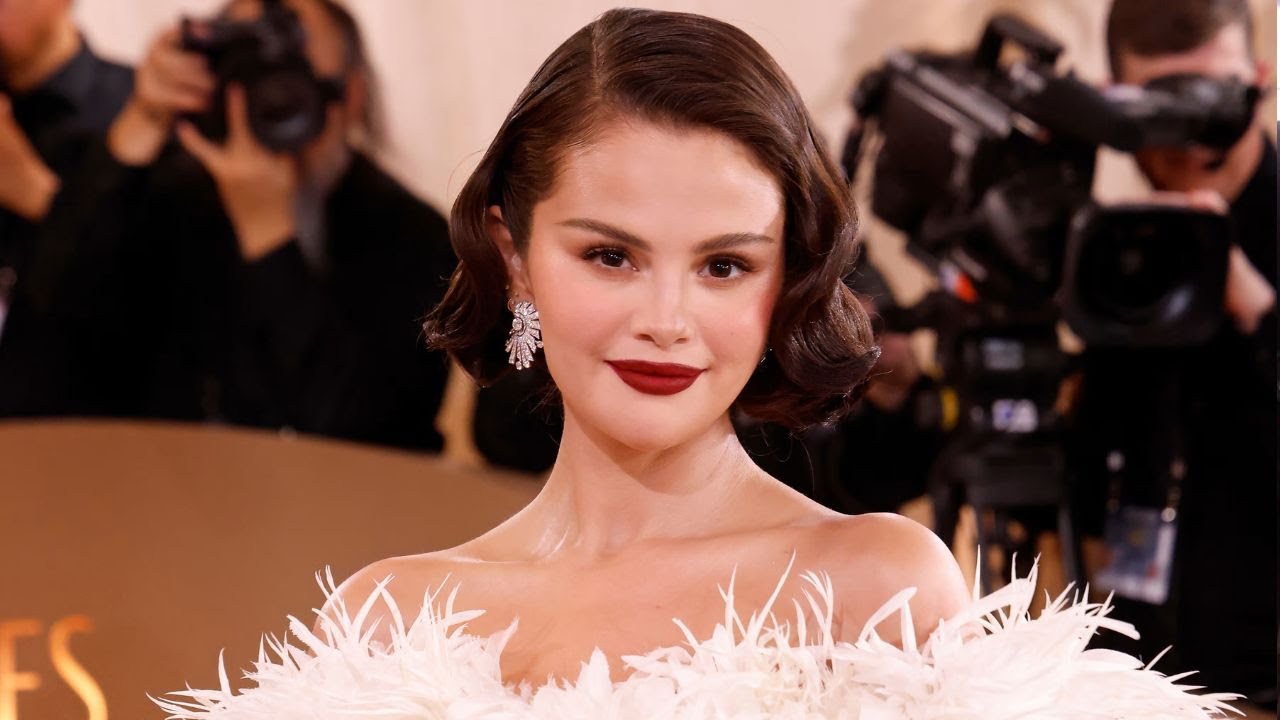 From Golden Globes Glam to BARE FACE: Why Selena Gomez’s New Selfie Is Going Viral! ✨