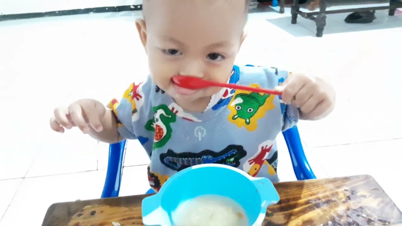 Belajar makan nasi pakai sayur berkuah
