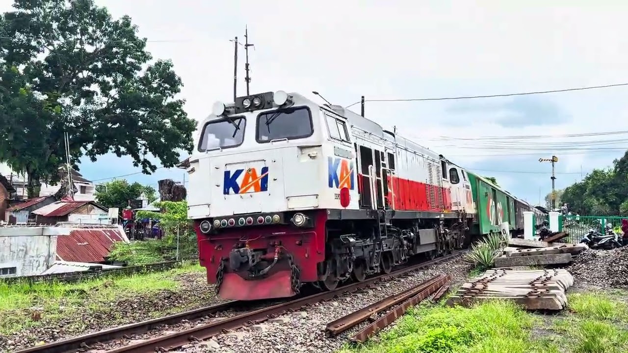 Melihat keramaian kereta api DAOP 9 Jember pada Weekend‼️Ada lokomotif Kloter Mutasi Dari Sumatra