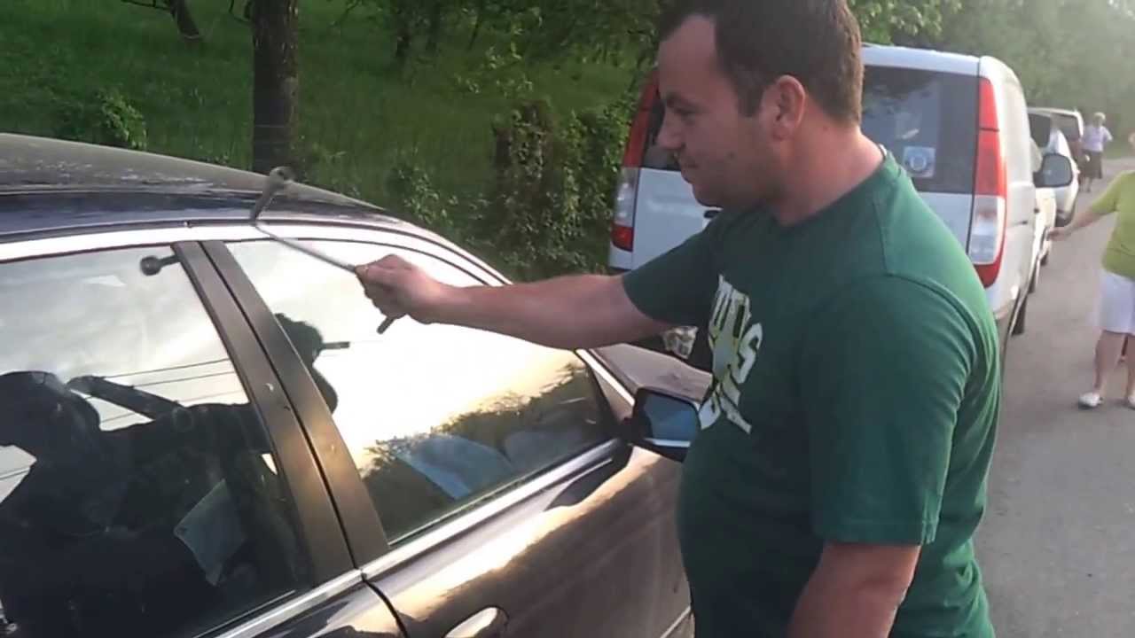 Cum sa spargi un geam de BMW ( How to break a car window)