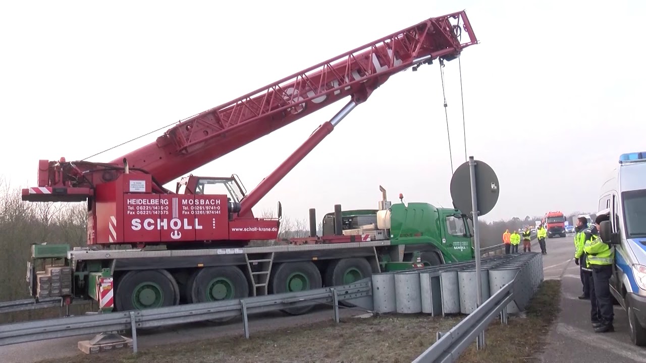 B39 blockiert: Transporter droht samt Ladung zu kippen!
