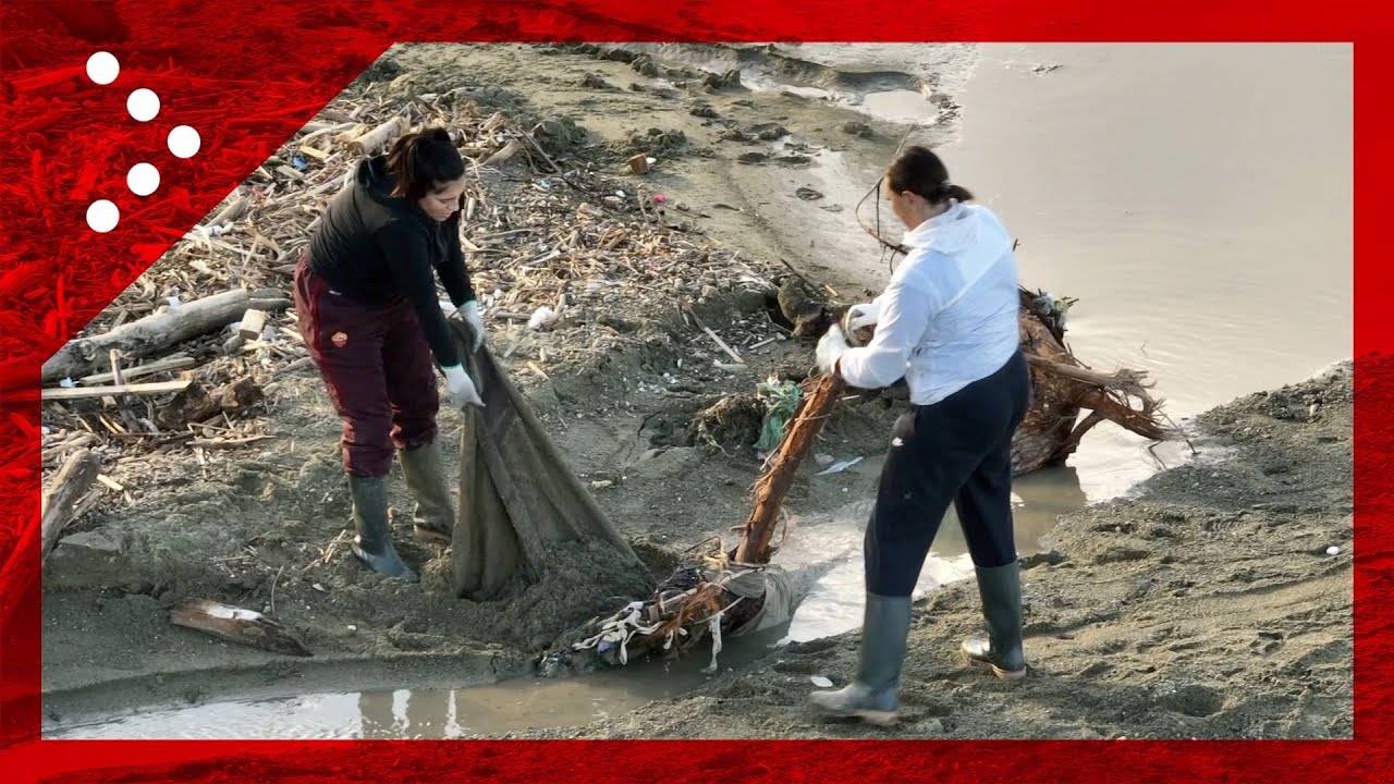 Ischia, volontari puliscono la spiaggia di Casamicciola dai rifiuti trascinati dalla frana