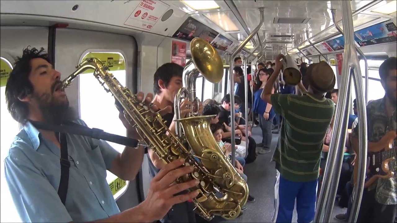 Cumbia en metro de stgo, con la Banda "Los de Siempre" en Full HD