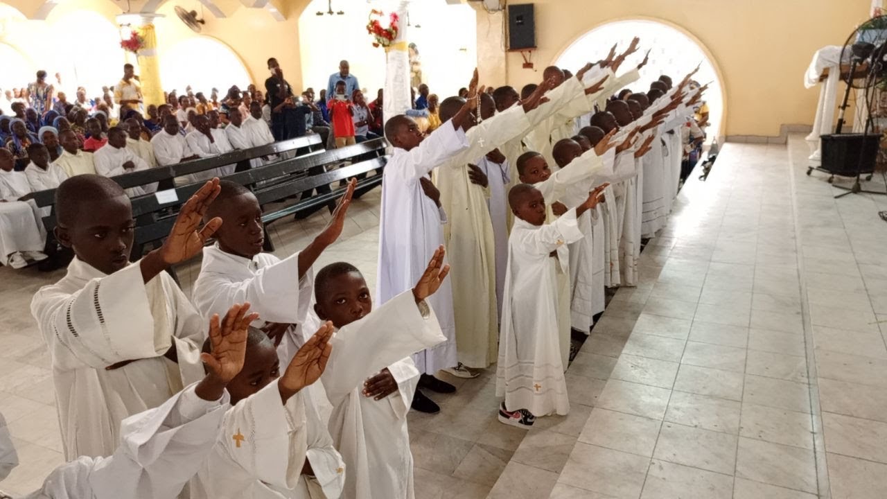 MESSE DE LA PASSATION DES CORDONS DES SERVANTS D'AUTEL PAROISSE CHRIST - ROI DE LAONDJILI