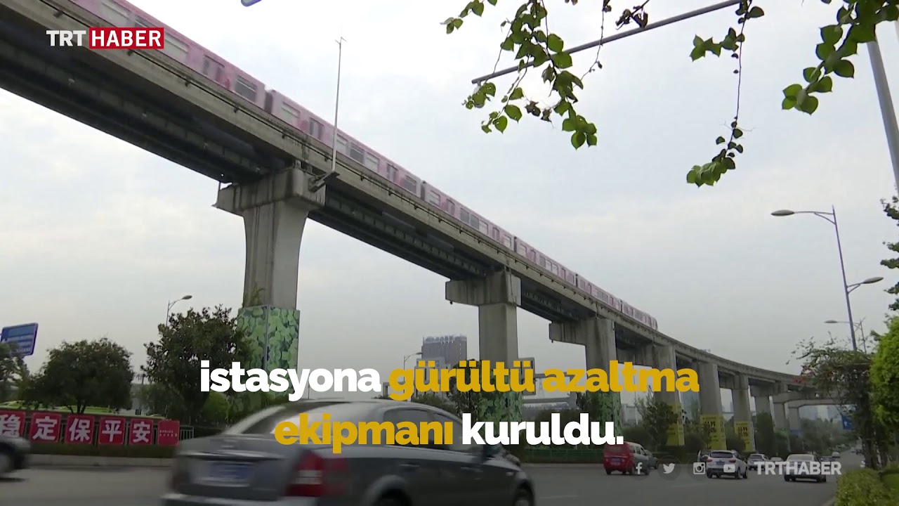 &Ccedil;in'de 19 katlı binanın i&ccedil;indeki tren istasyonu turistlerin ilgisini &ccedil;ekiyor