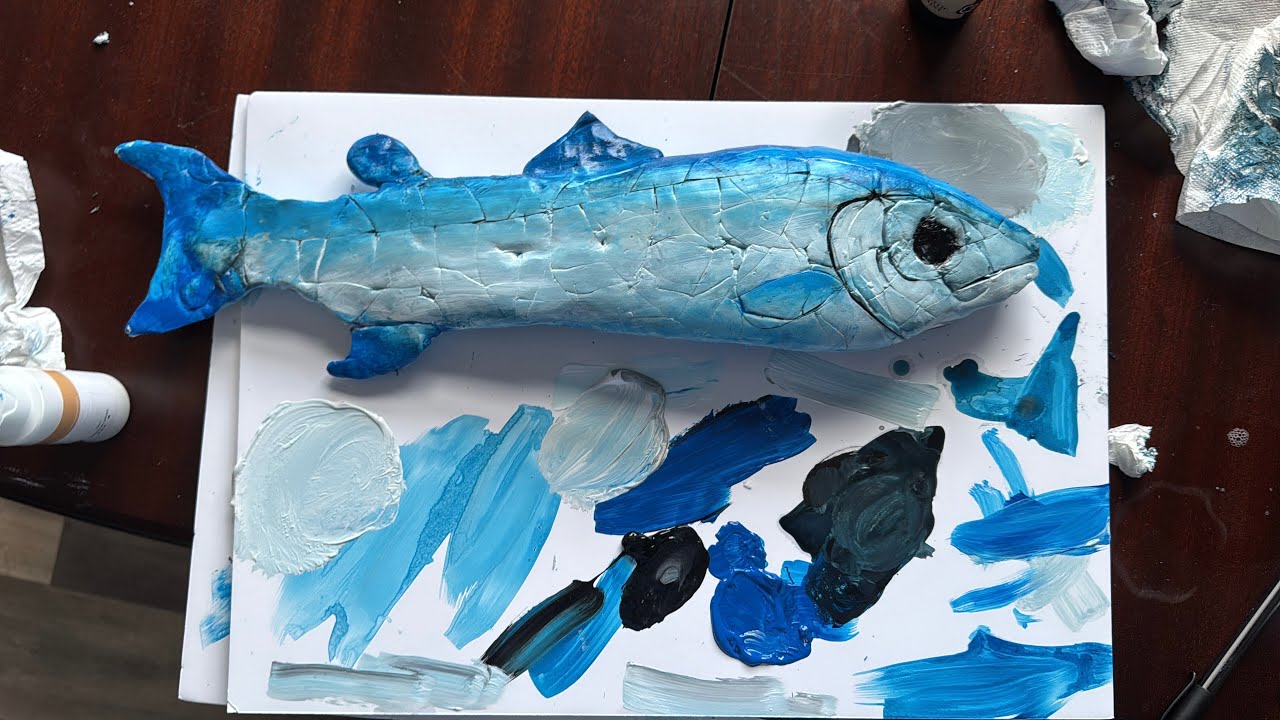 Изготовление и раскрашивание глиняной модели лосося знаний. Белфаст, Северная Ирландия.