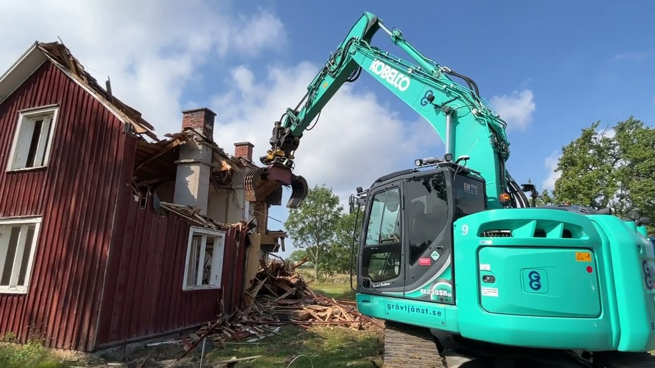 Spana in en riktigt fin Kobelco 230SR lc grävmaskin som river ett hus utanför Lidköping.