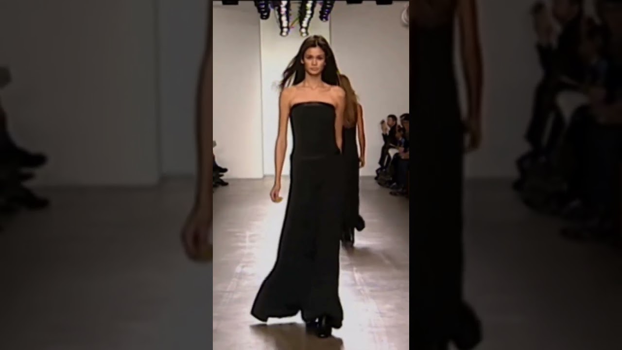 Caroline Ribeiro walks for Calvin Klein fall-winter 2000 fashion show