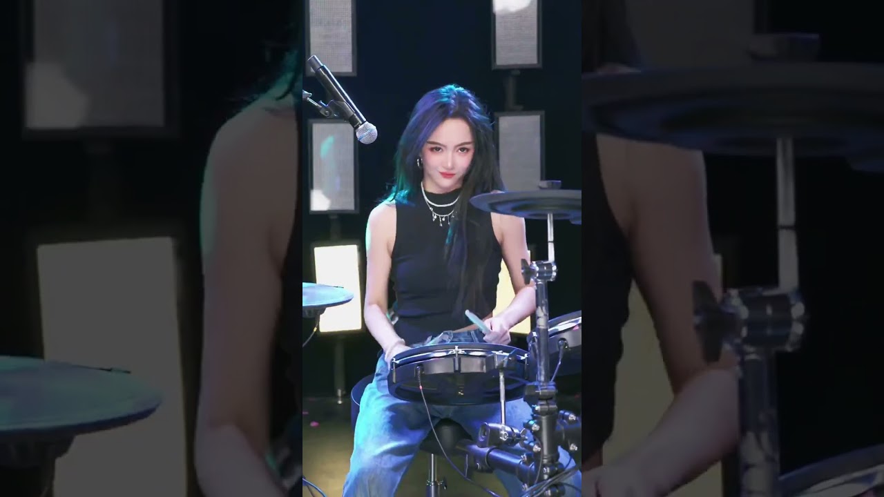 音符魅力四射，美女鼓手技艺精湛！#音符魅力 #美女鼓手 #架子鼓技艺