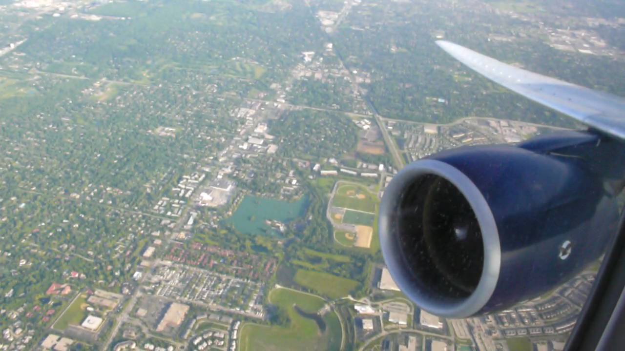 United Boeing 777 powered by PW4090 take off at Chicago airport