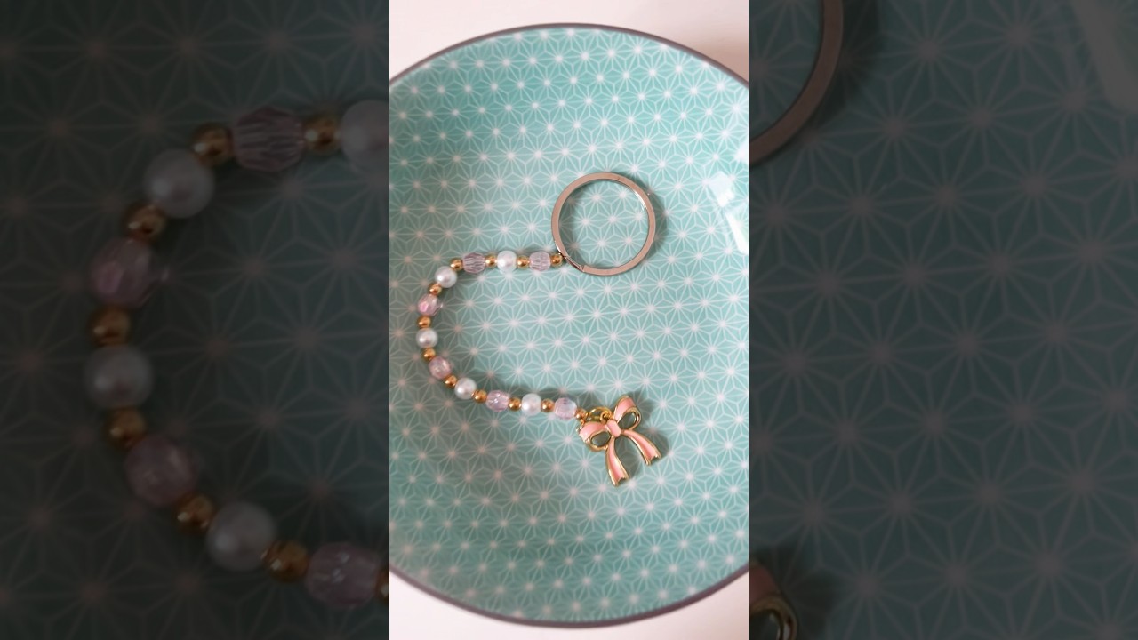 Link in my bio to shop!#keychain#jewelry#diy#beads#smallbusiness#bow#preppy#diyjewelry#aestehtic#diy