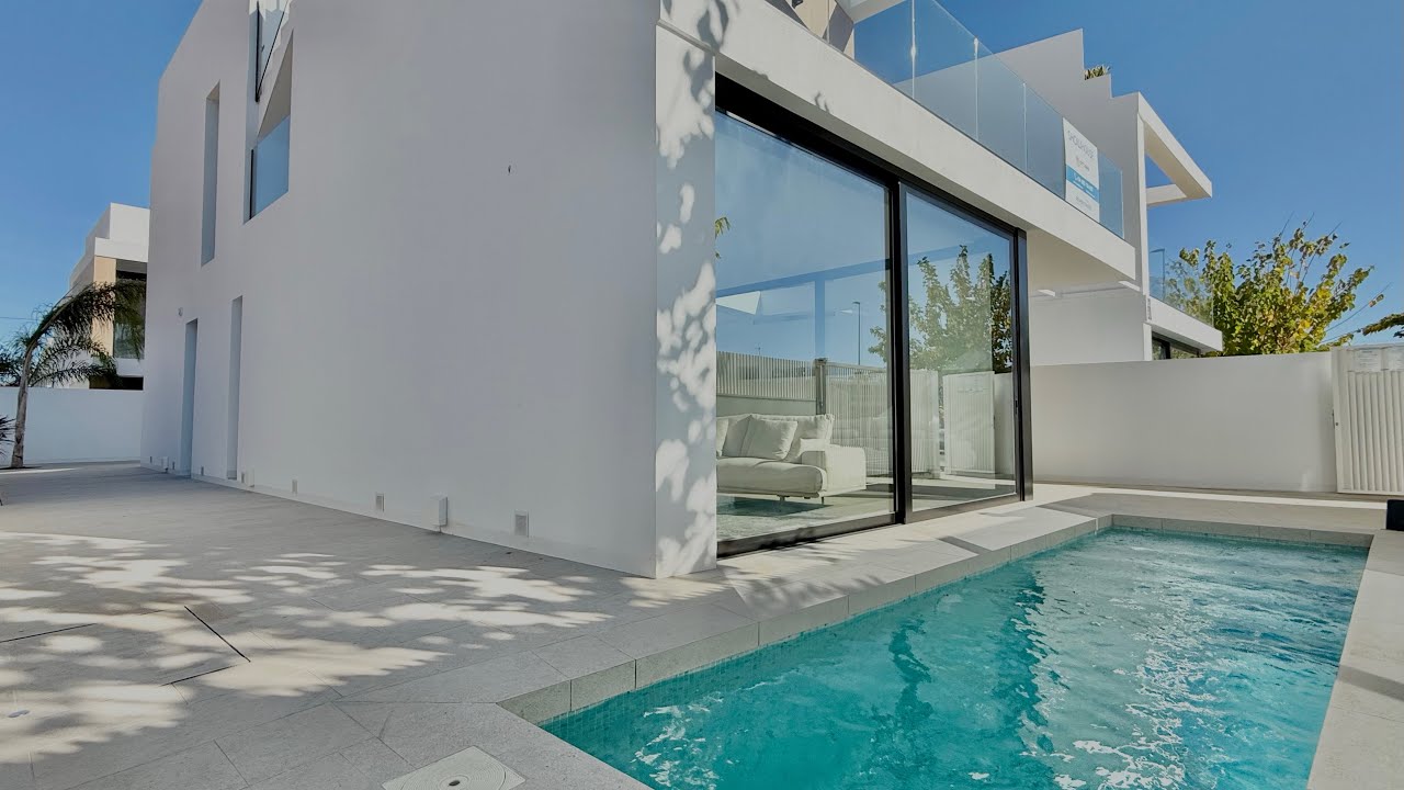Se vende Villa de obra nueva junto al Mar Mediterráneo en Torre de la Horadada. Residencial Ottawa